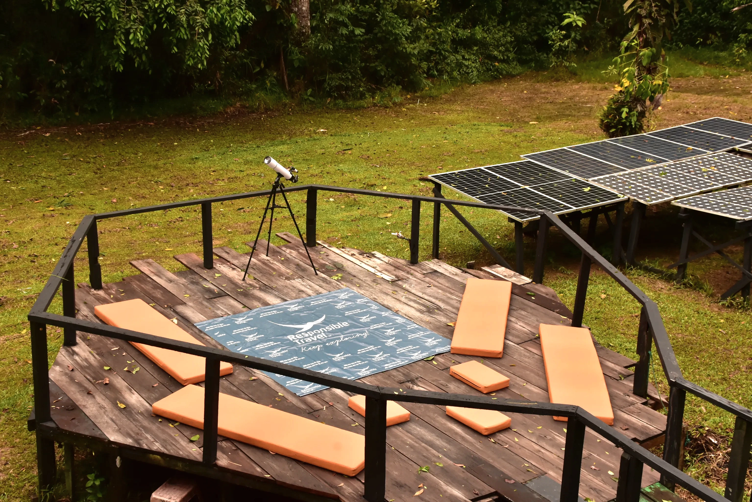 Terrazas y arquitectura solar de Tapir Lodge inmersa en la selva